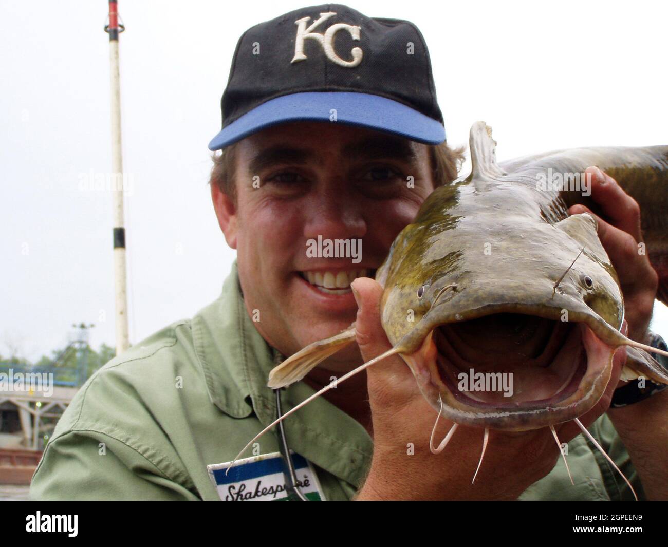 USA. Juni 2009. John Trager, auch bekannt als Captain Catfish, mit einem Flathead-Wels im Jahr 2009. (Foto: Brent Frazee/Kansas City Star/TNS/Sipa USA) Quelle: SIPA USA/Alamy Live News Stockfoto