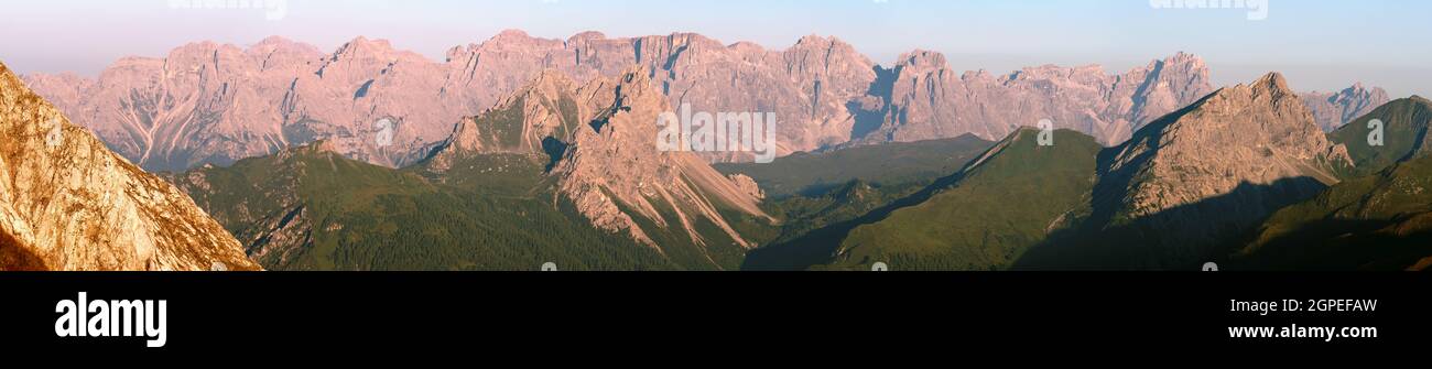 Morgenblick von den Karnischen Alpen oder Alpi Carniche nach Sextender Dolomiten oder Sextner Dolomiten Stockfoto