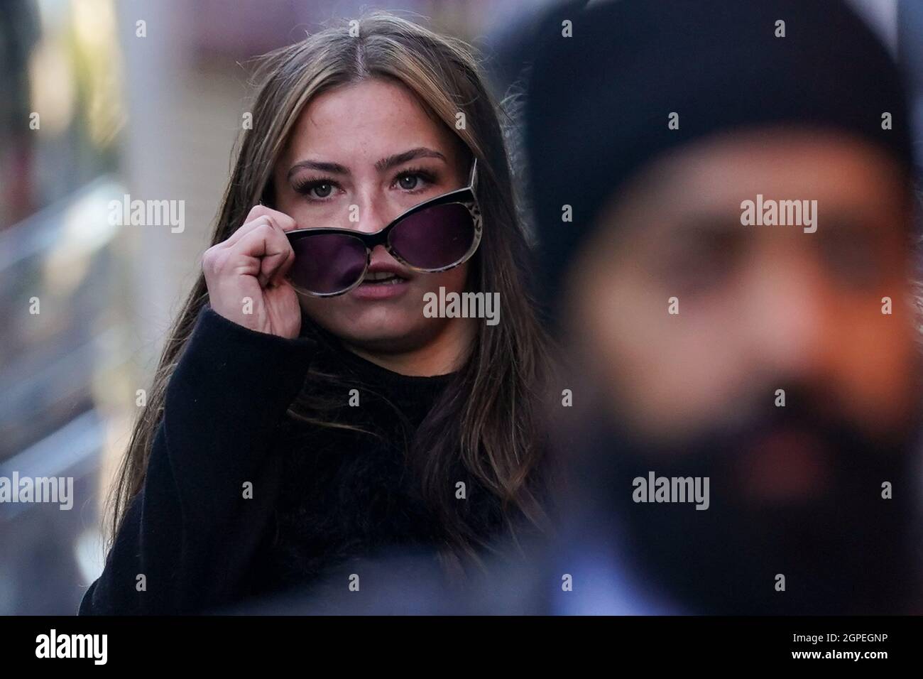 Sharna Walker, 25, kommt am Richtergericht in Birmingham an, wo sie zugab, dass sie wegen rassisch verschärften allgemeinen Angriffs angeklagt wurde. Die Anschuldigungen sind mit einem Vorfall in der Broad Street, Birmingham, am 22. Mai verbunden, bei dem rassischer Missbrauch des Portiers in Pubs gezeigt wurde. Bilddatum: Mittwoch, 29. September 2021. Stockfoto