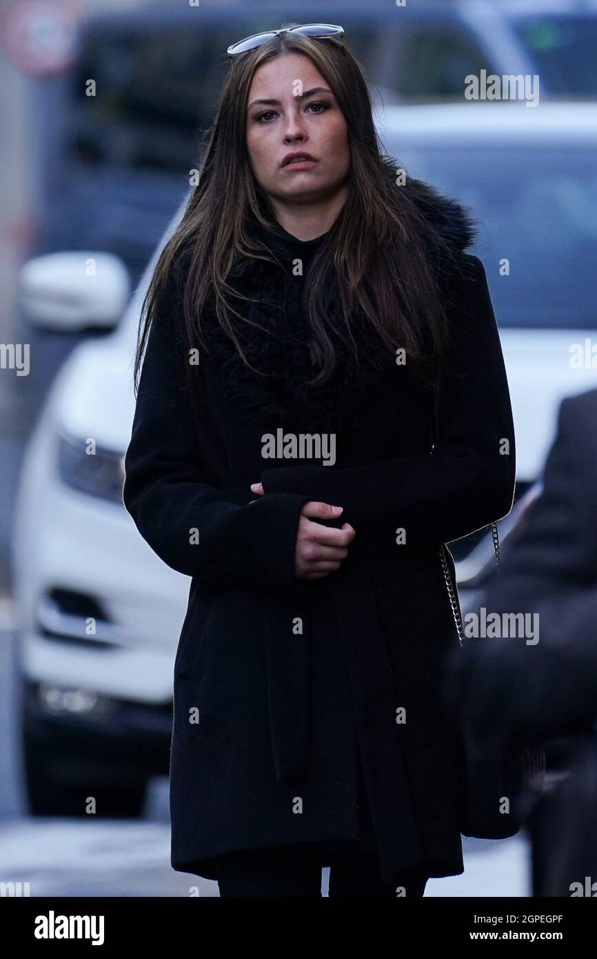 Sharna Walker, 25, kommt am Richtergericht in Birmingham an, wo sie zugab, dass sie wegen rassisch verschärften allgemeinen Angriffs angeklagt wurde. Die Anschuldigungen sind mit einem Vorfall in der Broad Street, Birmingham, am 22. Mai verbunden, bei dem rassischer Missbrauch des Portiers in Pubs gezeigt wurde. Bilddatum: Mittwoch, 29. September 2021. Stockfoto