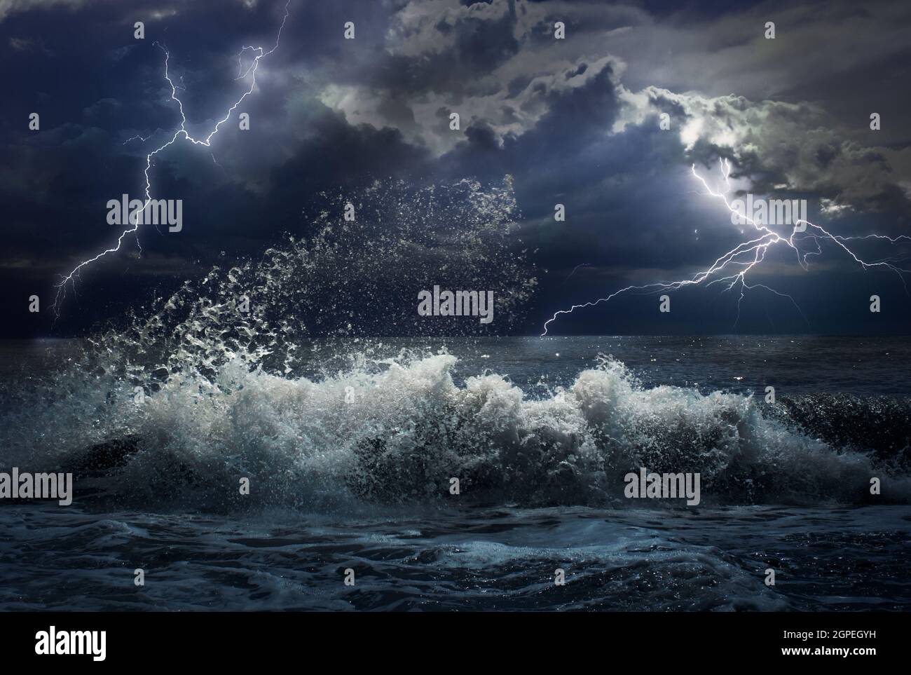 Dunkle Nacht Sturm im Ozean mit Beleuchtung Stockfoto