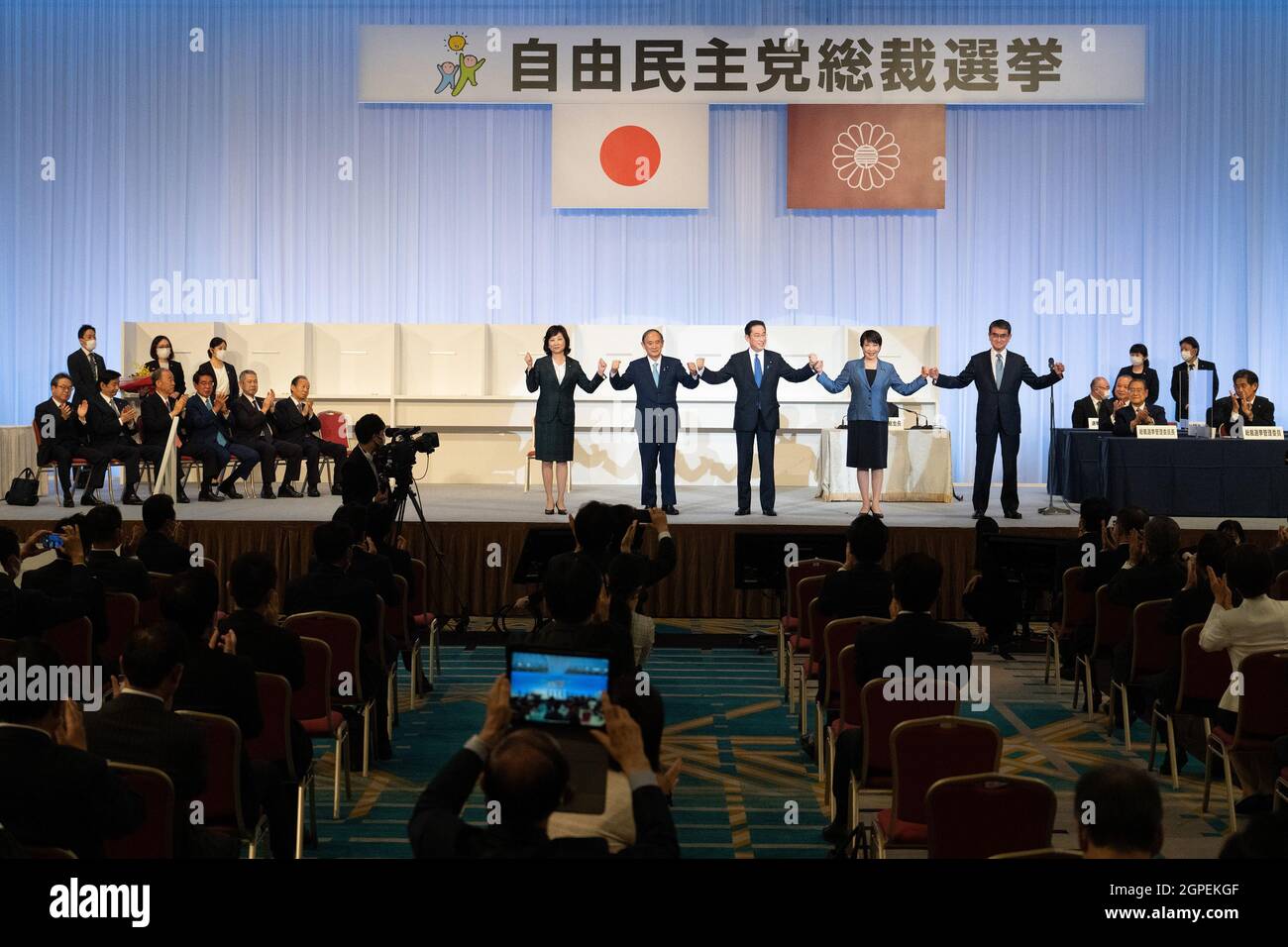 TOKIO, JAPAN - 29. SEPTEMBER: Der ehemalige japanische Außenminister Fumio Kishida (C) feiert mit dem scheidenden Premierminister Yoshihihide Suga (C-L) und den anderen Kandidaten, Seiko Noda (L), Sanae Takaichi (C-R) und Taro Kono (R), nach dem Sieg bei den Führungswahlen der Liberaldemokratischen Partei am 29. September 2021 in Tokio, Japan. Der Nachfolger von Premierminister Suga wird Japans dritte Führungsposition während der Coronavirus-Pandemie sein und wird sich wahrscheinlich stark darauf konzentrieren, die Wirtschaft des Landes wieder auf den richtigen Kurs zu bringen. (Foto von Carl Court/Getty Images) Stockfoto