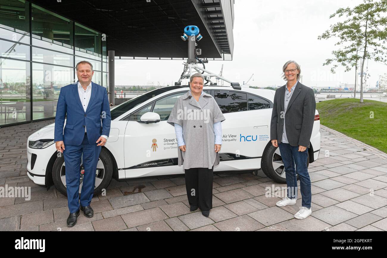 Hamburg, Deutschland. September 2021. Jens Kerstan (Bündnis90/Grüne, l-r), Hamburgs Umweltsenatorin, Marianne Stroehmann, Senior Industry Manager bei Google, und Gesa Ziemer, Direktorin CityScienceLab an der HafenCity Universität Hamburg (HCU), stehen vor einem Messfahrzeug des Luftmessprojekts Air View Hamburg. Quelle: Markus Scholz/dpa/Alamy Live News Stockfoto