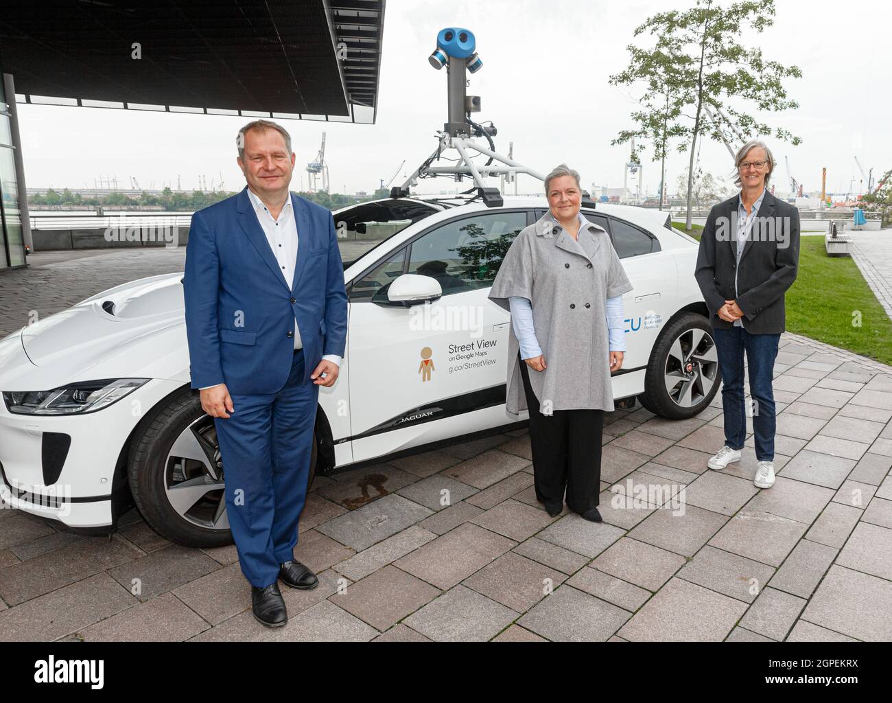 Hamburg, Deutschland. September 2021. Jens Kerstan (Bündnis90/Grüne, l-r), Hamburgs Umweltsenatorin, Marianne Stroehmann, Senior Industry Manager bei Google, und Gesa Ziemer, Direktorin CityScienceLab an der HafenCity Universität Hamburg (HCU), stehen vor einem Messfahrzeug des Luftmessprojekts Air View Hamburg. Quelle: Markus Scholz/dpa/Alamy Live News Stockfoto