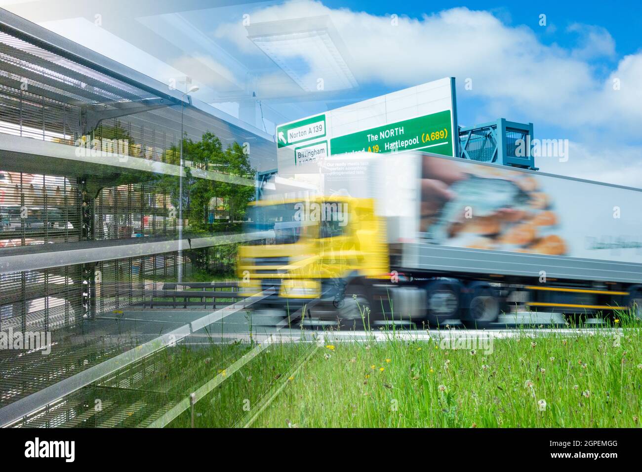 Leere Supermarktregale und LKW-Lastwagen auf der britischen Straße mit dem Schild „North on“. LKW-Fahrer, LKW-Fahrer Mangel Verbundkonzept. Stockfoto