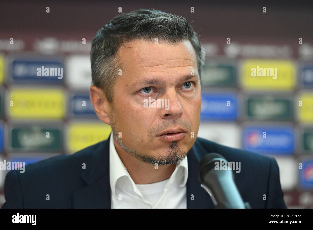 Prag, Tschechische Republik. September 2021. Der Manager der tschechischen Nationalmannschaft Libor Sionko spricht während der Pressekonferenz in Prag, Tschechische Republik, am 29. September 2021. Quelle: Ondrej Deml/CTK Photo/Alamy Live News Stockfoto