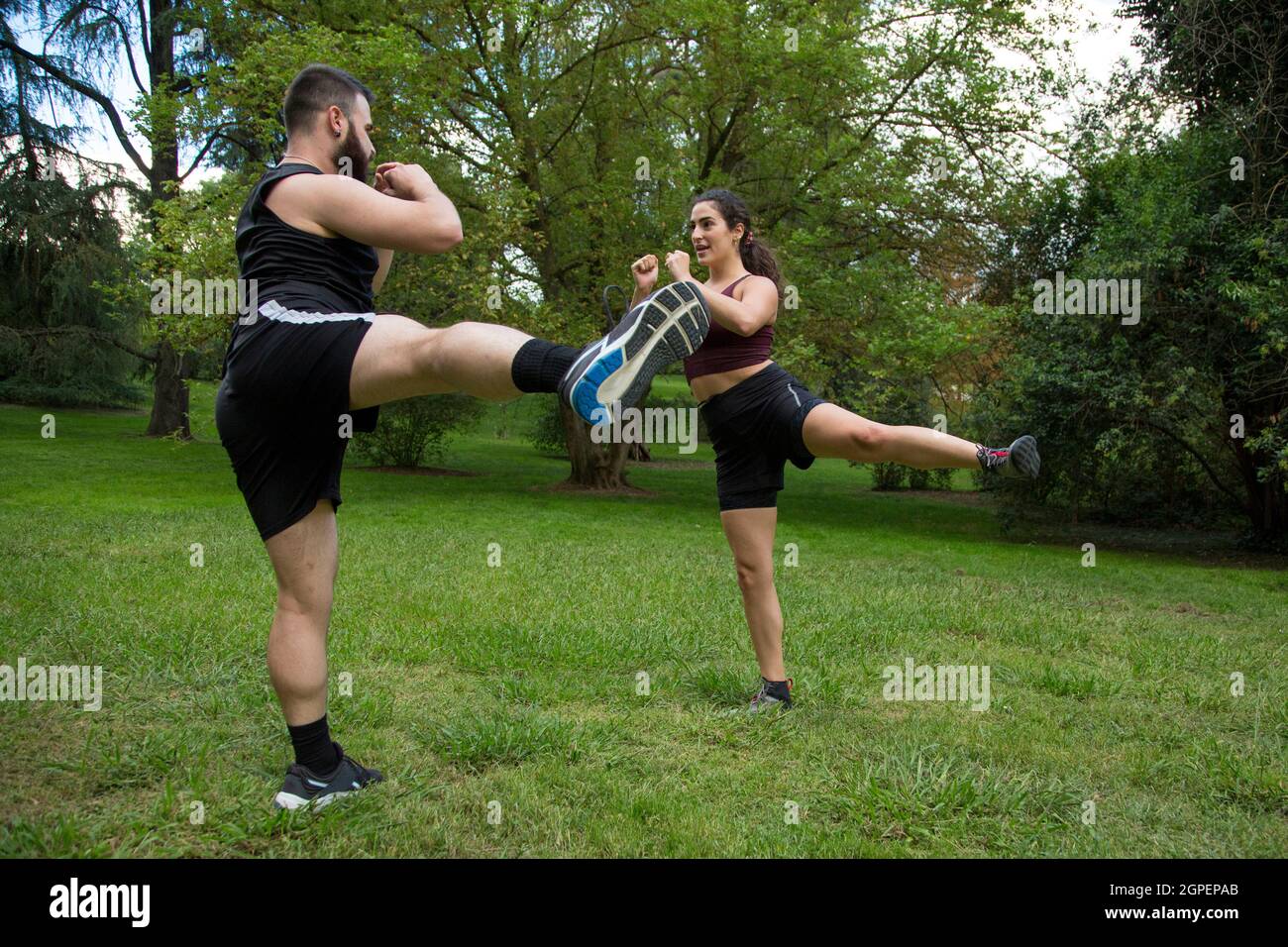 Junge Mann und Frau kaukasischen Paar Sport im Freien üben Stockfoto