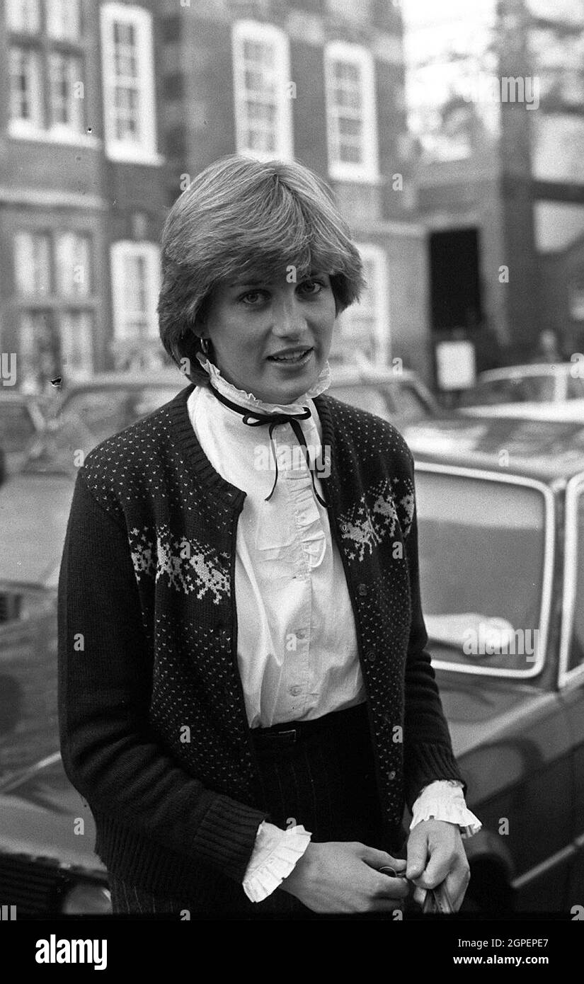 Aktenfoto vom 12/11/80 von Diana, Prinzessin von Wales, die ihre Wohnung in Earls Court, London, verließ. Die Prinzen wurden mit einer blauen Tafel in ihrer ehemaligen Londoner Wohnung geehrt. Ausgabedatum: Mittwoch, 29. September 2021. Stockfoto