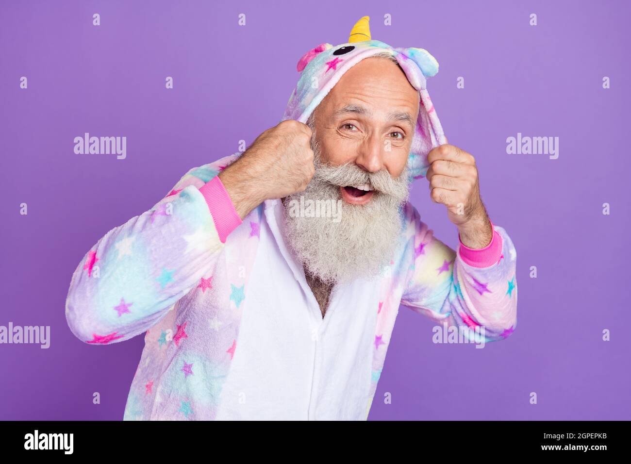 In voller Größe Foto von glücklich positive alten Mann tragen Nachtwäsche Hände Kapuze Lächeln isoliert auf lila Hintergrund Stockfoto