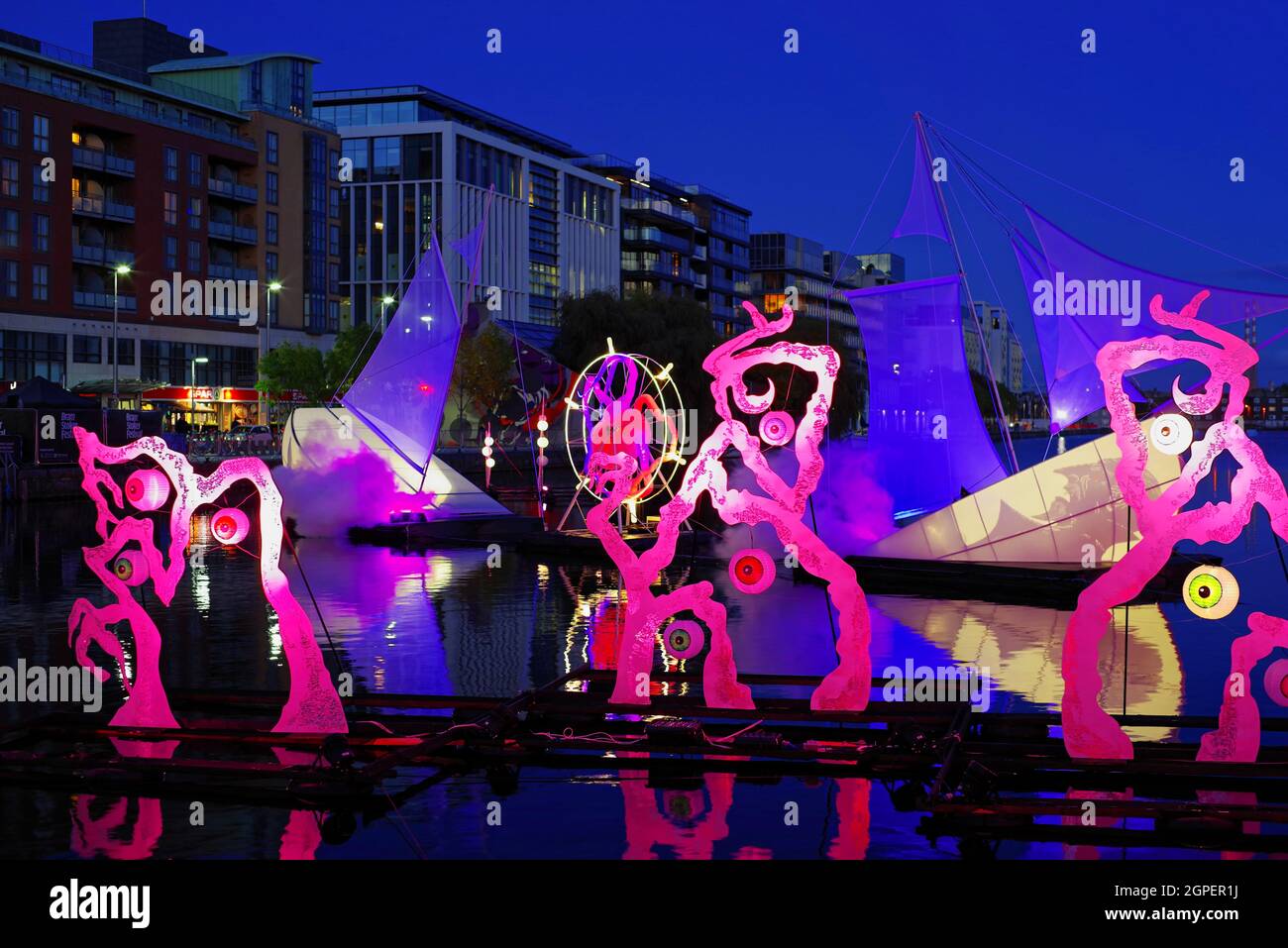 DUBLIN, IRLAND - 27. Okt 2019: Die Nachtwache, Sound- und visuelle Installation schwimmt auf dem Wasser im Grand Canal Dock. Das Bram Stocker Festival in Stockfoto