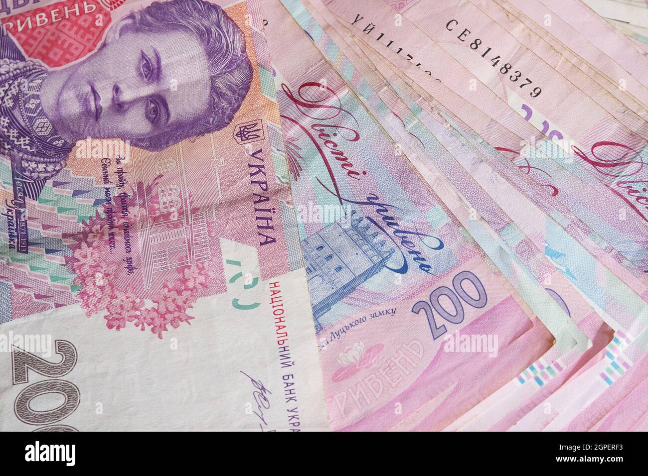 Ein Haufen Banknoten mit einem Nennwert von zweihundert Griwna. Ukrainisches Geld. Stockfoto
