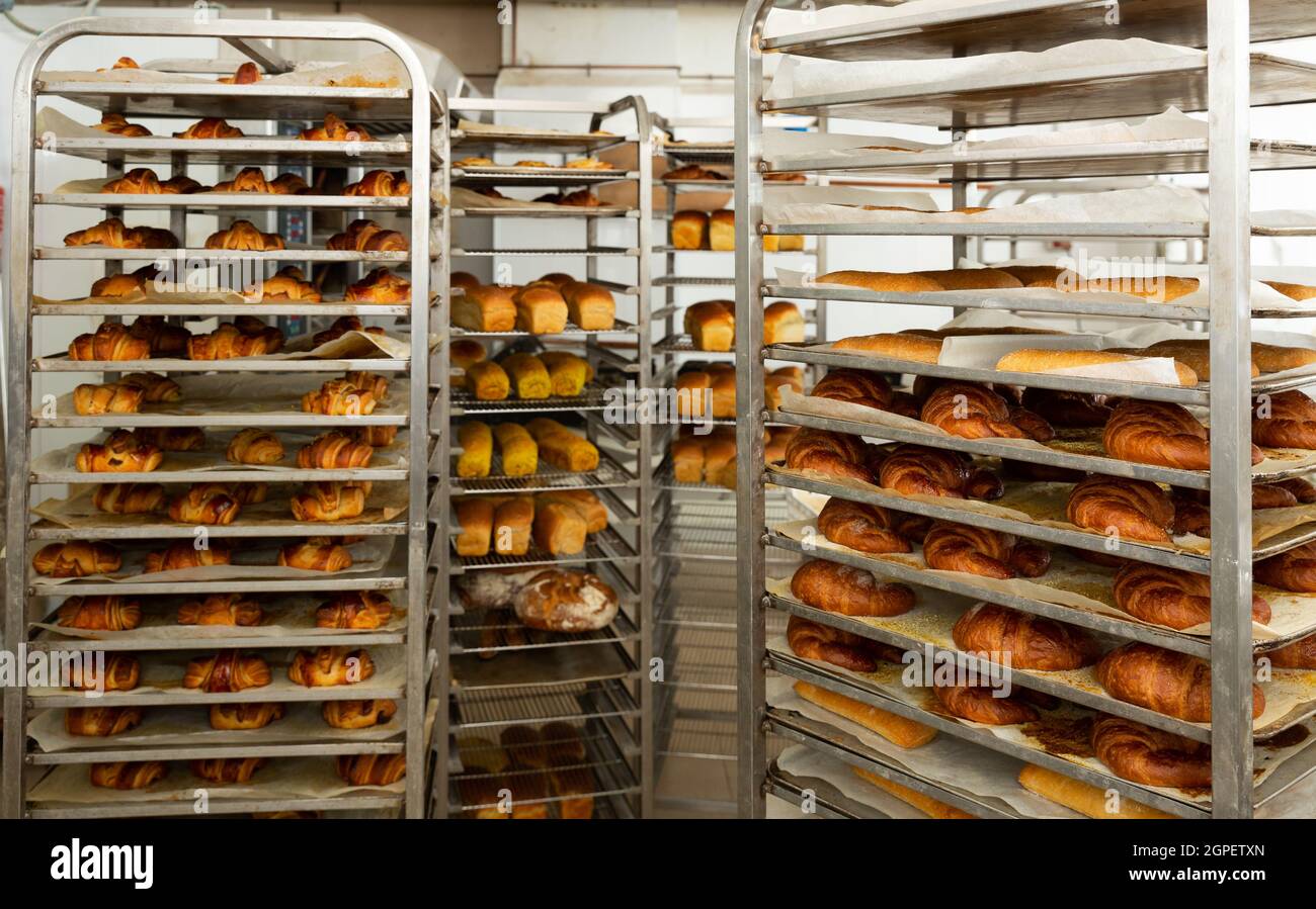 Trolley mit gebackenem Brot in der Bäckerei Stockfoto
