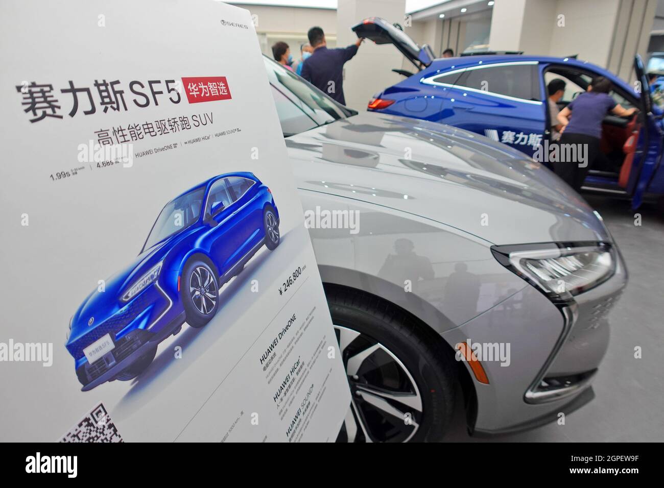 Yantai, China. September 2021. YANTAI, CHINA - 29. SEPTEMBER 2021 - Kunden erfahren von einem Cylse Huawei Smart SELECTION SF5-Auto in einem Huawei Experience Store im Mixhui Einkaufszentrum in Yantai, Ostchinas Provinz Shandong, 29. September 2021. Huawei plant, Autos bis Ende des Jahres in 2,000 Filialen im ganzen Land zu platzieren. (Foto von Tang Ke/Costfoto/Sipa USA) Quelle: SIPA US/Alamy Live News Stockfoto