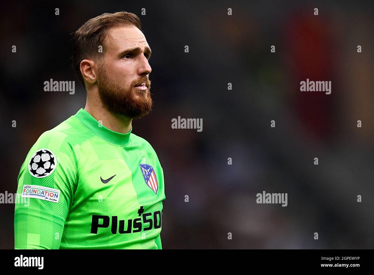 Mailand, Italien. 28. September 2021. Jan Oblak vom Club Atletico de Madrid schaut während des UEFA Champions League Fußballspiels zwischen dem AC Mailand und dem Club Atletico de Madrid auf. Kredit: Nicolò Campo/Alamy Live Nachrichten Stockfoto