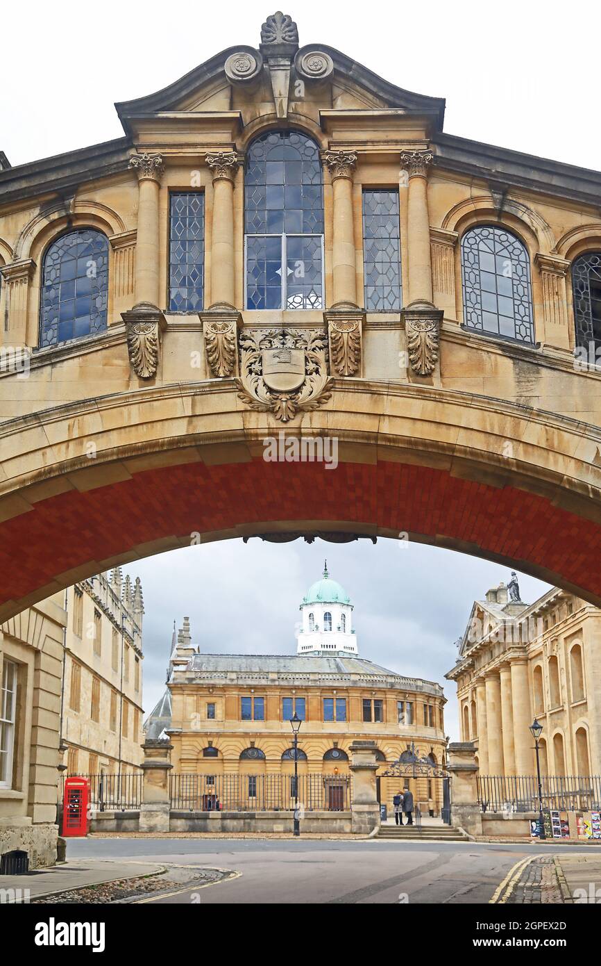 Die Hertford Bridge, das Sheldonian Theatre und das Clarendon Building der Universität Oxford, Großbritannien Stockfoto