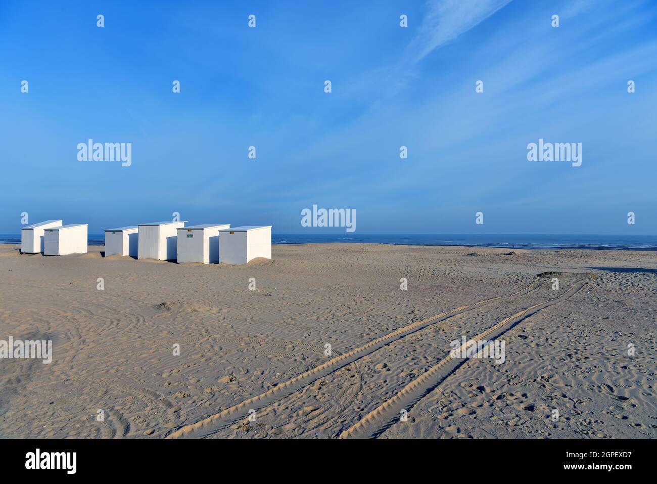 Sandige Küste unter einem hellen Himmel an der belgischen Küste Stockfoto