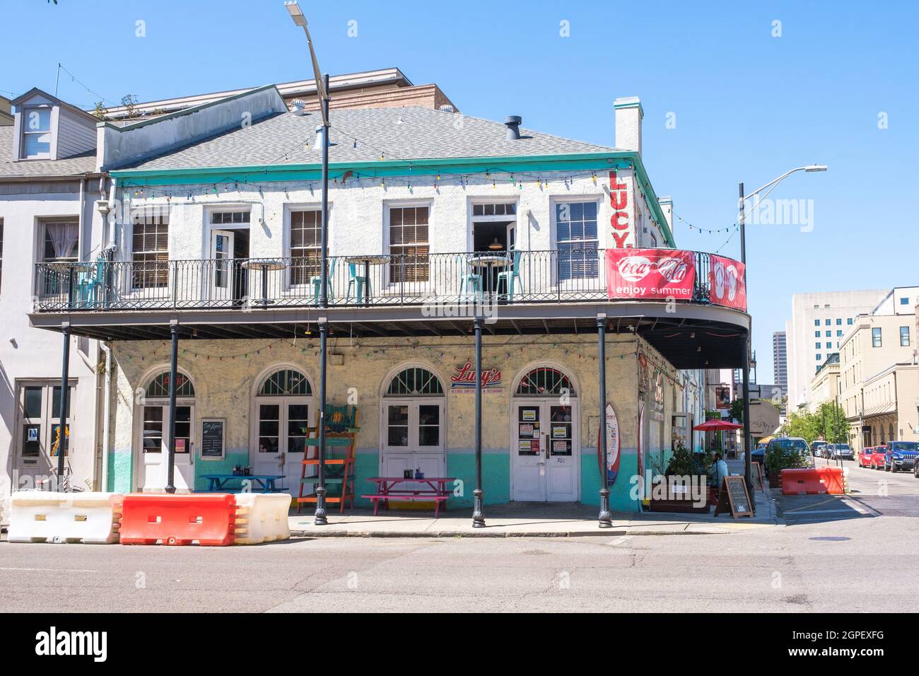 NEW ORLEANS, LA, USA - 26. SEPTEMBER 2021: Lucy's im Ruhestand Surfer's Bar and Restaurant im Lagerhausviertel Stockfoto