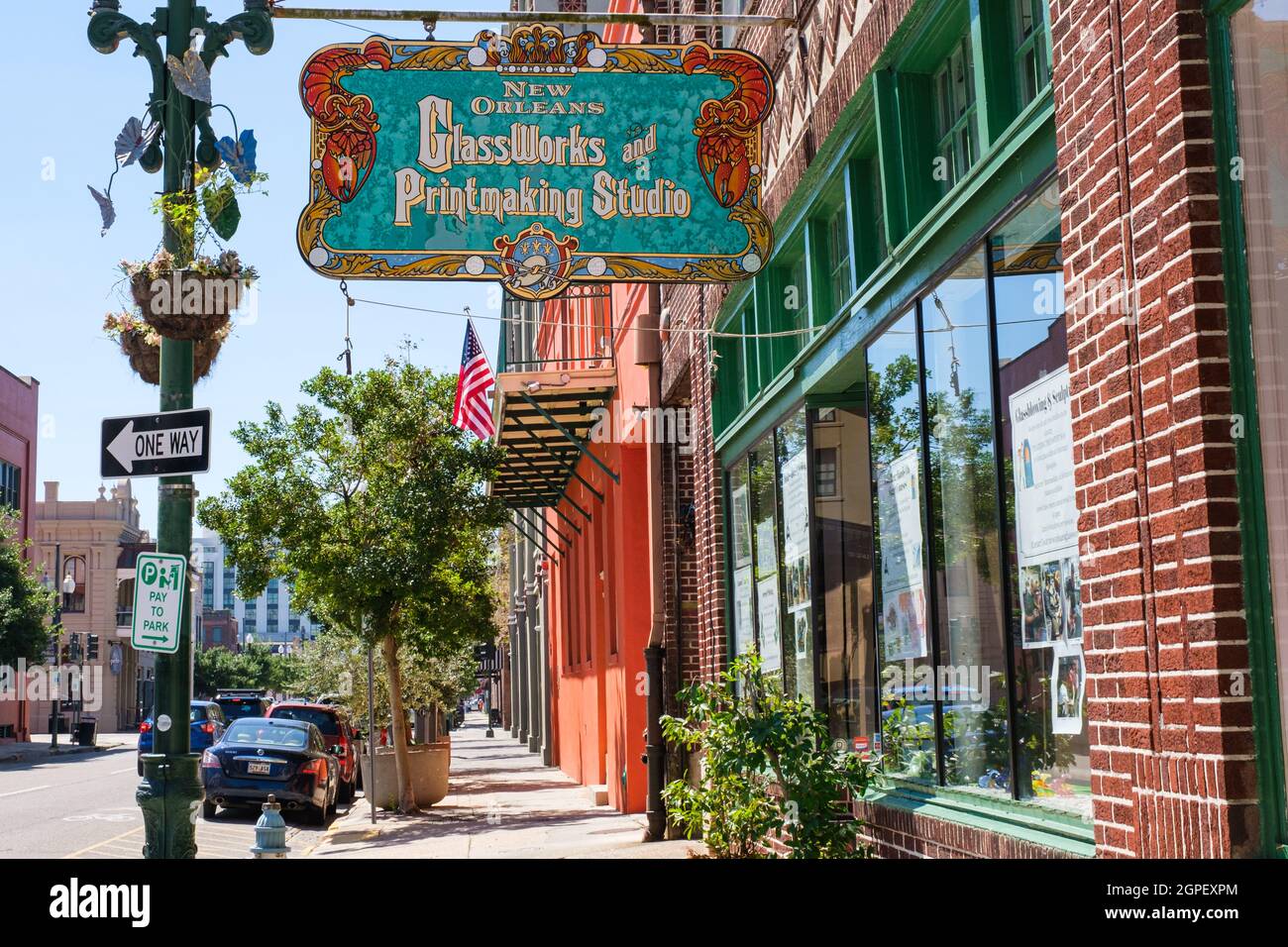 NEW ORLEANS, LA, USA - 26. SEPTEMBER 2021: New Orleans Glassworks and Printmaking Studio on Magazine Street Stockfoto