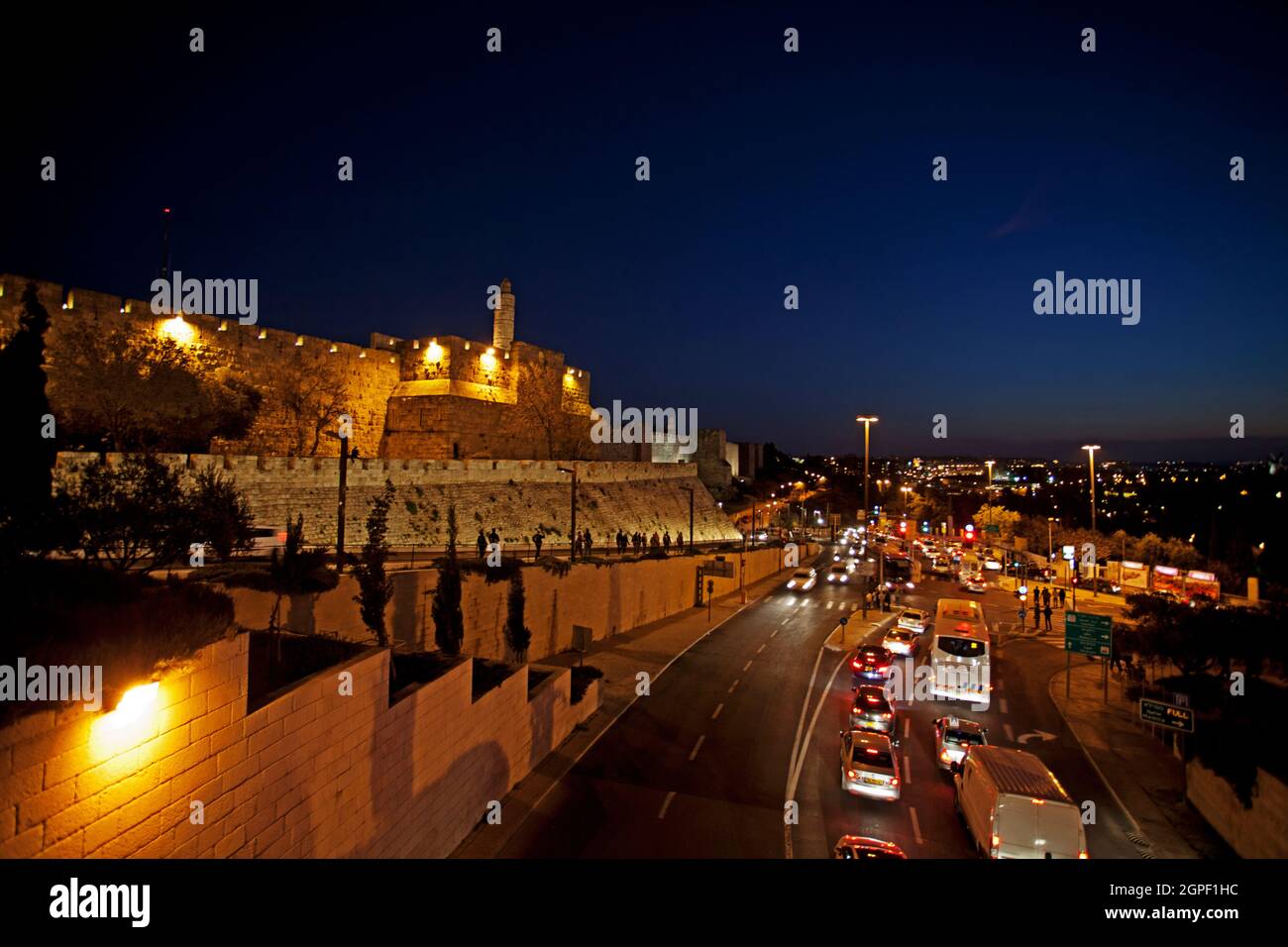 Jerusalem, Altstadt. Die beleuchteten Wände am Nachtturm von David in der Mitte links Stockfoto