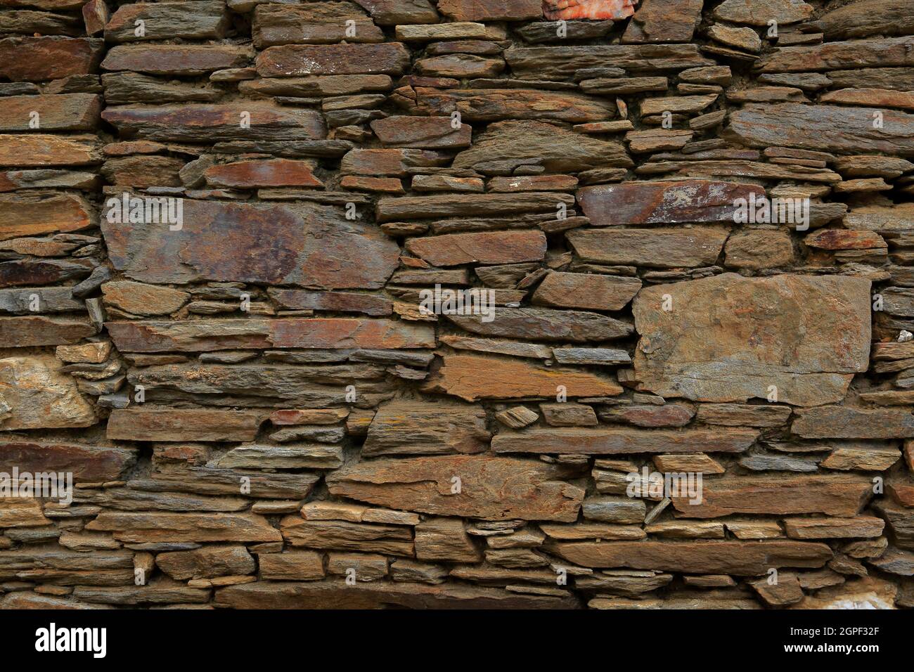 Hintergrund mit Wandstruktur mit Stein. Blick auf die Wand mit Natursteinanordnung Stockfoto