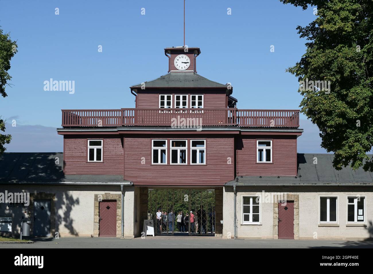 DEUTSCHLAND, Weimar, Nazi-Konzentrationslager Buchenwald 1937-1945, Eingangstor mit Wachturm / DEUTSCHLAND, Weimar, Konzentrationslager KZ Buchenwald, war eines der größten Konzentrationslager auf deutschem Boden. Es wurde zwischen Juli 1937 und April 1945 auf dem Ettersberg bei Weimar von der SS betrieben, Eingangstor mit Wachturm Stockfoto