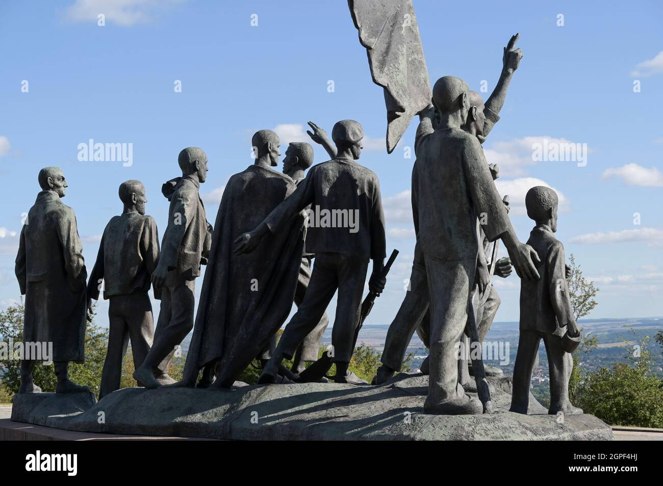 DEUTSCHLAND, Weimar, Nazi-Konzentrationslager Buchenwald 1937-1945, Gedenkstätte mit Skulptur mit Häftling des Bildhauers Fritz Cremer 1958 zur DDR-Zeit eingeweiht / DEUTSCHLAND, Weimar, Konzentrationslager KZ Buchenwald, war eines der größten Konzentrationslager auf deutschem Boden. Es wurde zwischen Juli 1937 und April 1945 auf dem Ettersberg bei Weimar von der SS betrieben, Gedenkstätte eingespielt 1958 in der DDR Zeit mit einer Skulptur mit Häflingen von Bildhauer Fritz Cremer Stockfoto
