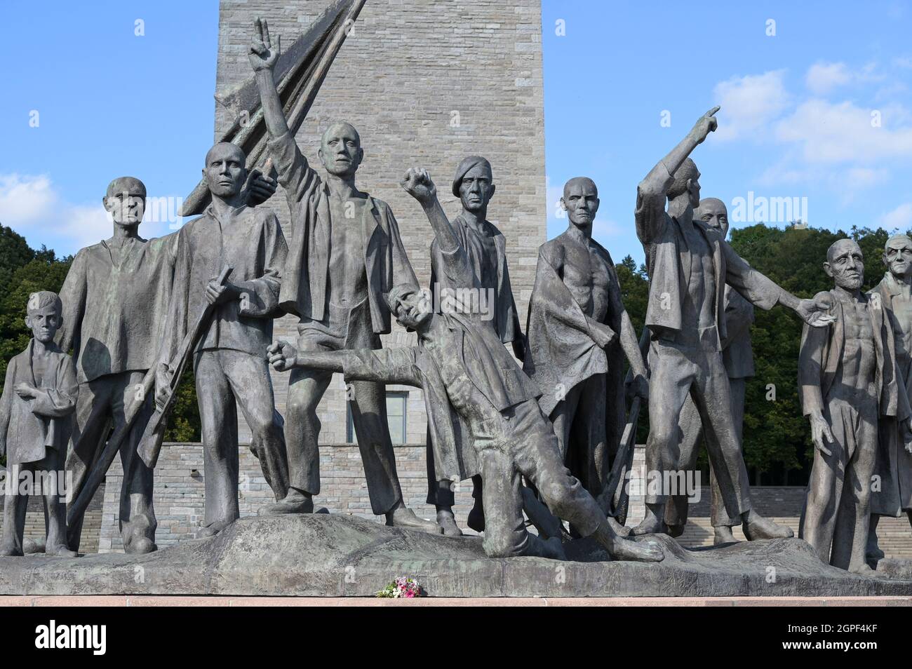 DEUTSCHLAND, Weimar, Nazi-Konzentrationslager Buchenwald 1937-1945, Gedenkstätte mit Glockenturm und Skulptur mit Häftling des Bildhauers Fritz Cremer 1958 in DDR-Zeit eingeweiht / DEUTSCHLAND, Weimar, Konzentrationslager KZ Buchenwald, war eines der größten Konzentrationslager auf deutschem Boden. Es wurde zwischen Juli 1937 und April 1945 auf dem Ettersberg bei Weimar von der SS betrieben, Gedenkstätte eingespielt 1958 in der DDR Zeit mit Glockenturm und einer Skulptur mit Häflingen von Bildhauer Fritz Cremer Stockfoto