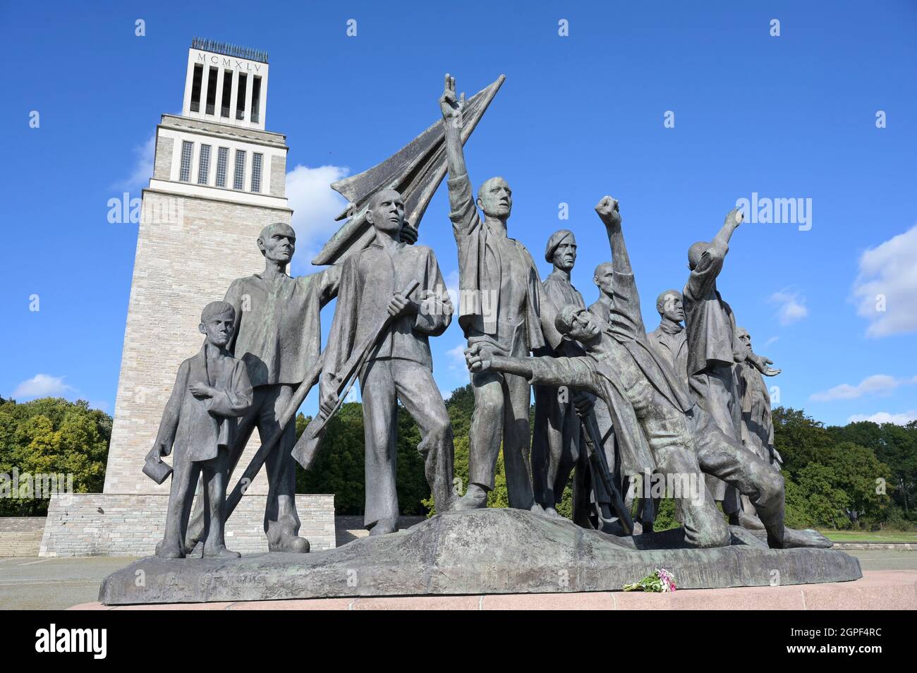 DEUTSCHLAND, Weimar, Nazi-Konzentrationslager Buchenwald 1937-1945, Gedenkstätte mit Glockenturm und Skulptur mit Häftling des Bildhauers Fritz Cremer 1958 in DDR-Zeit eingeweiht / DEUTSCHLAND, Weimar, Konzentrationslager KZ Buchenwald, war eines der größten Konzentrationslager auf deutschem Boden. Es wurde zwischen Juli 1937 und April 1945 auf dem Ettersberg bei Weimar von der SS betrieben, Gedenkstätte eingespielt 1958 in der DDR Zeit mit Glockenturm und einer Skulptur mit Häflingen von Bildhauer Fritz Cremer Stockfoto