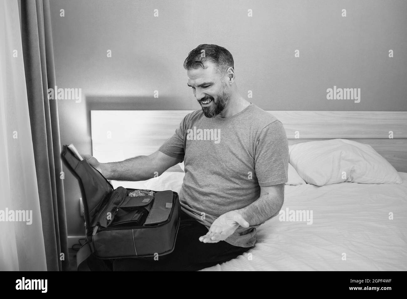 Reifer glücklicher Mann mit chronischen Atemproblemen erwägt die Verwendung CPAP-Maschine auf dem Bett im Schlafzimmer sitzen. Gesundheitswesen, CPAP, Schnarchen Konzept Stockfoto