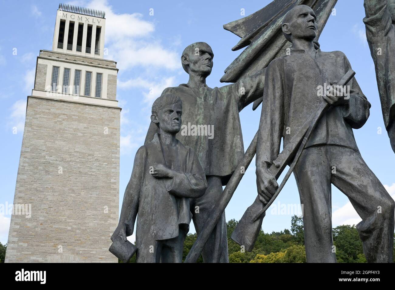 DEUTSCHLAND, Weimar, Nazi-Konzentrationslager Buchenwald 1937-1945, Gedenkstätte mit Glockenturm und Skulptur mit Häftling des Bildhauers Fritz Cremer 1958 in DDR-Zeit eingeweiht / DEUTSCHLAND, Weimar, Konzentrationslager KZ Buchenwald, war eines der größten Konzentrationslager auf deutschem Boden. Es wurde zwischen Juli 1937 und April 1945 auf dem Ettersberg bei Weimar von der SS betrieben, Gedenkstätte eingespielt 1958 in der DDR Zeit mit Glockenturm und einer Skulptur mit Häflingen von Bildhauer Fritz Cremer Stockfoto