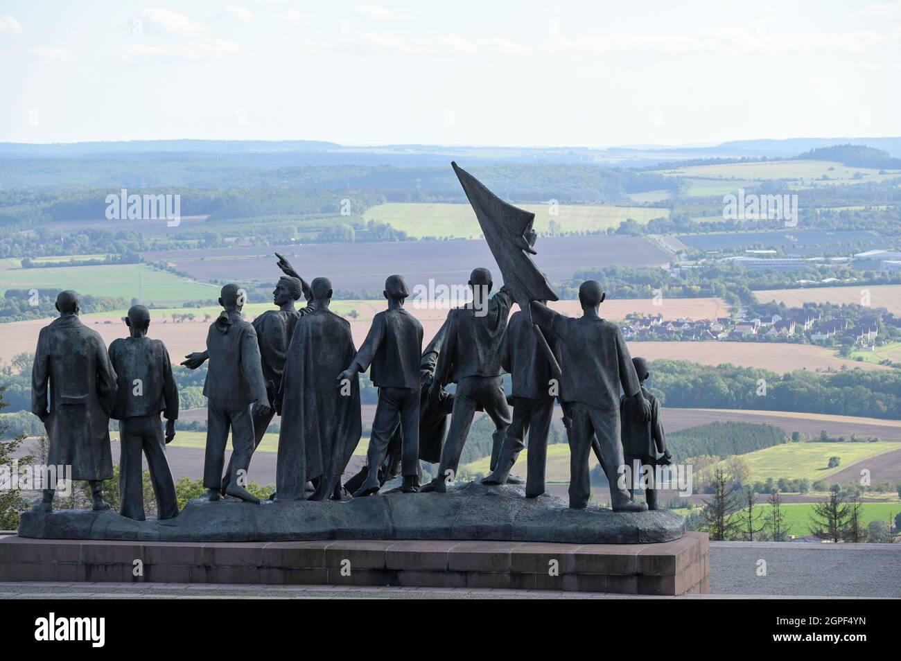 DEUTSCHLAND, Weimar, Nazi-Konzentrationslager Buchenwald 1937-1945, Gedenkstätte mit Skulptur mit Häftling des Bildhauers Fritz Cremer 1958 zur DDR-Zeit eingeweiht / DEUTSCHLAND, Weimar, Konzentrationslager KZ Buchenwald, war eines der größten Konzentrationslager auf deutschem Boden. Es wurde zwischen Juli 1937 und April 1945 auf dem Ettersberg bei Weimar von der SS betrieben, Gedenkstätte eingespielt 1958 in der DDR Zeit mit einer Skulptur mit Häflingen von Bildhauer Fritz Cremer Stockfoto