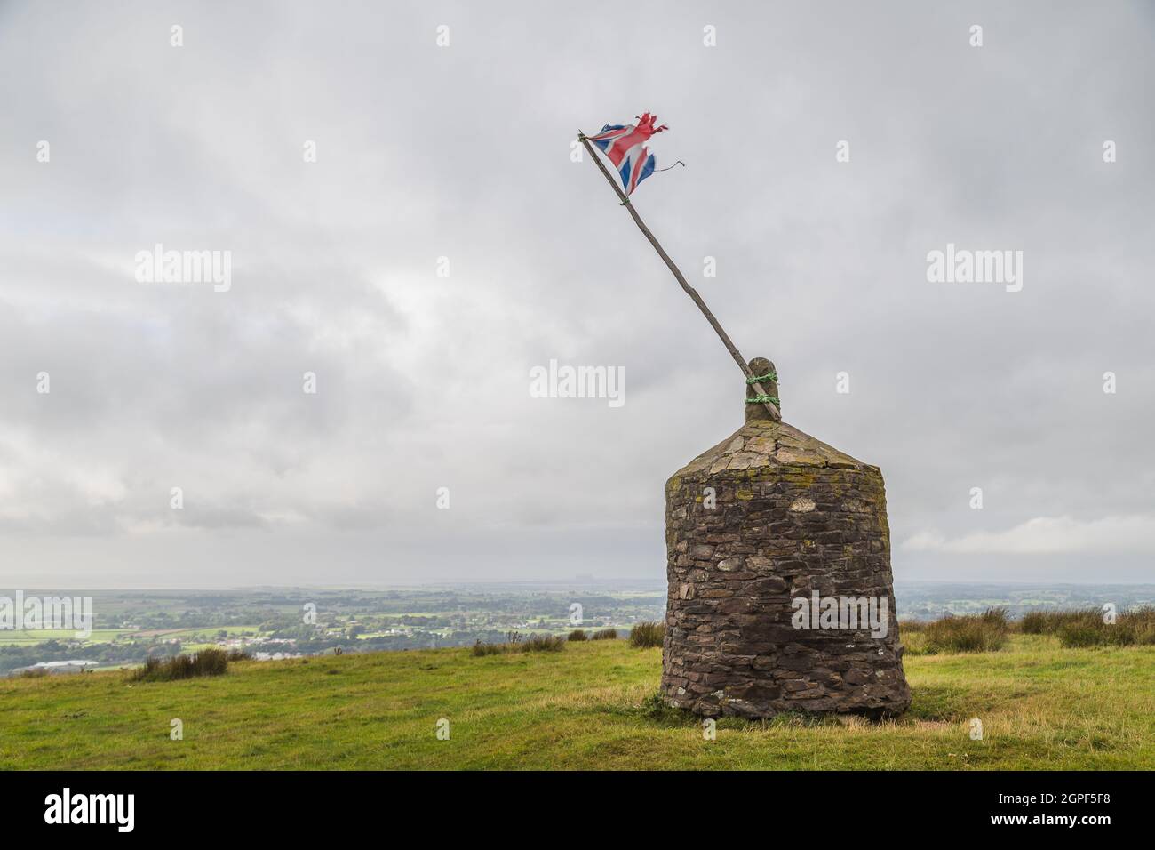 Eine zerschlagene Union Jack-Flagge, die im September 2021 auf einem Cairn in Garstang, Lancashire, abgebildet wurde. Es wurde ursprünglich für das Goldene Jubiläum von Qu gebaut Stockfoto