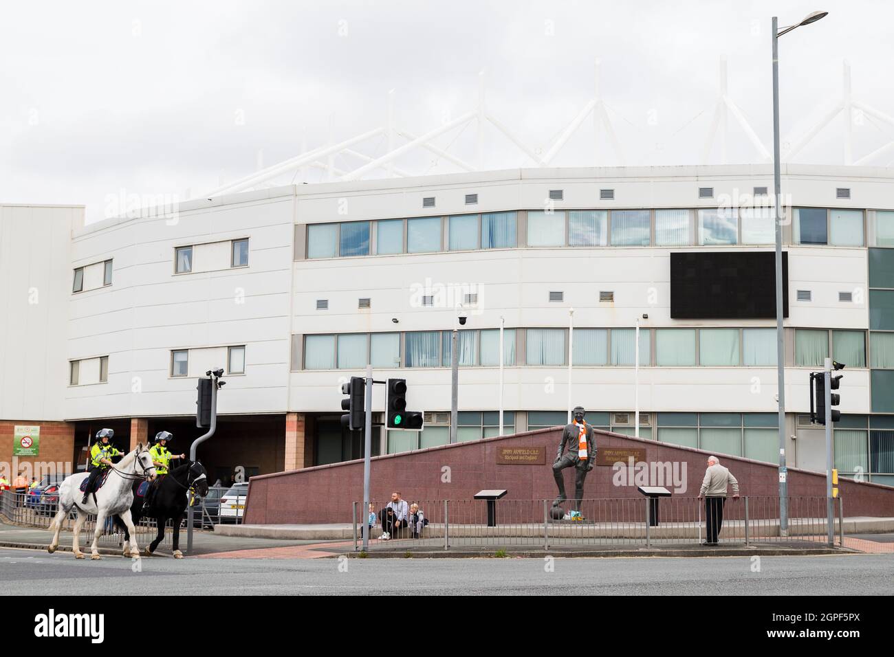 Die Polizei zu Pferd vor dem Stadion der Bloomfield Road an einem Spieltag im September 2021, als der FC Blackpool Barnsley den FC begrüßte. Stockfoto