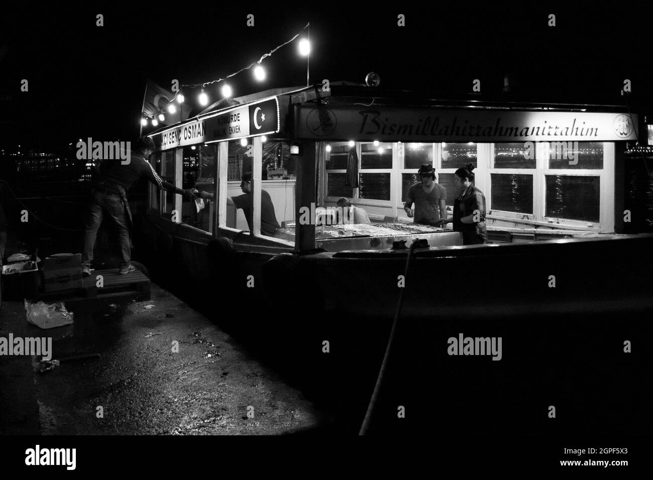 Istanbul, Türkei; 24. Mai 2013: Stand, der Makrelen-Sandwiches auf einem Boot verkauft. Stockfoto