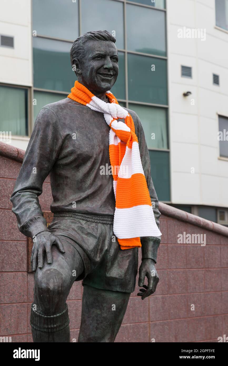 Die Jimmy Armfield-Statue ist in einen orangefarbenen und weißen Schal gewickelt, der vor dem Bloomfield Road Stadium, dem Heimstadion des Blackpool Football Club im September 2021, zu sehen war Stockfoto