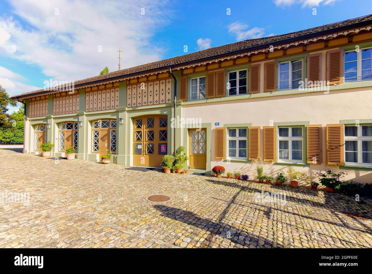 Musikschulgebäude der Rössligasse 51 im Dorf Riehen, Kanton Basel-Stadt, Schweiz. Stockfoto