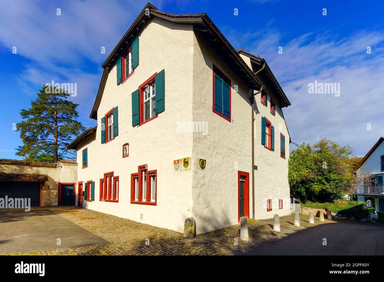 Historisches Amtsvollstreckungshaus (Landvogtei) mit Wappen an der Fassade, Kirchstraße 13, Riehen, Kanton Basel Stadt, Schweiz Stockfoto