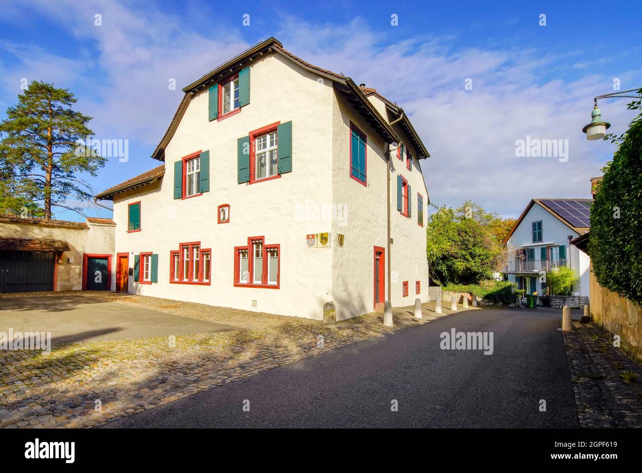 Historisches Amtsvollstreckungshaus (Landvogtei) mit Wappen an der Fassade, Kirchstraße 13, Riehen, Kanton Basel Stadt, Schweiz Stockfoto