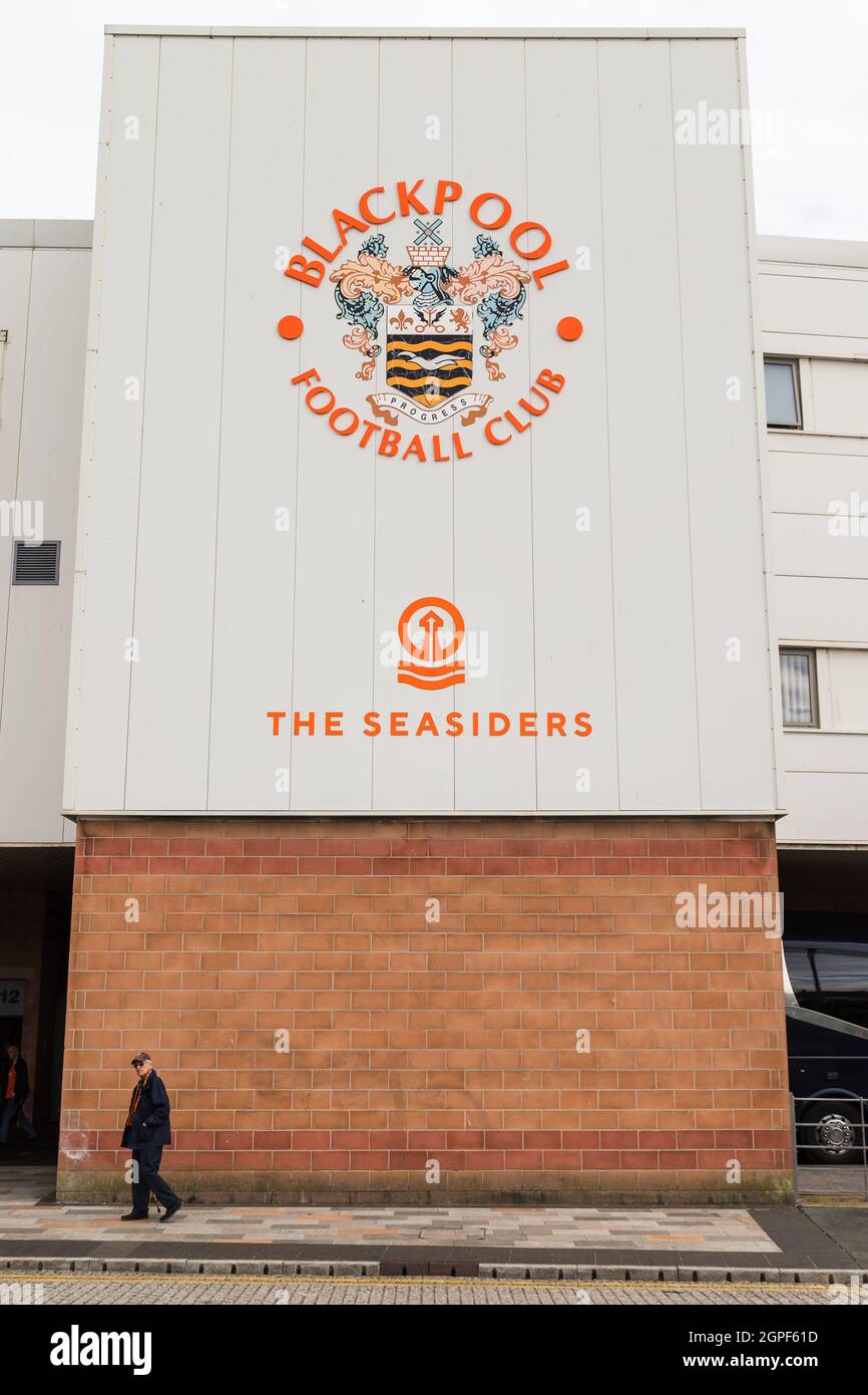 Ein älterer Mann, der mit einem orangefarbenen Schal bekleidet ist, geht zur Bloomfield Road, um dem FC Blackpool im September 2021 zuzusehen, wie er gegen den FC Barnsley antritt. Stockfoto