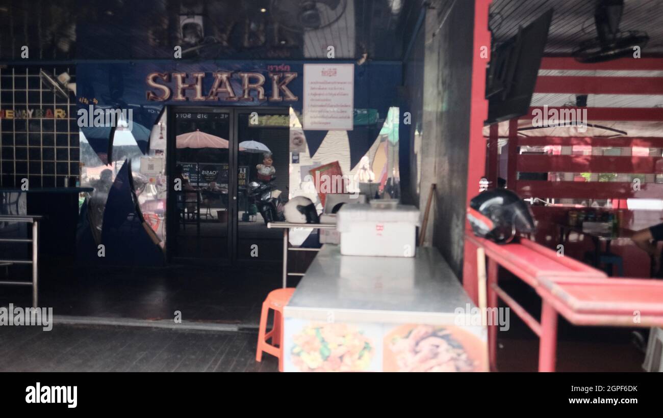 Shark Bar Soi Cowboy Entertainment Zone in Bangkok Thailand Shut Down Covid 19 Pandemic Lockdown Maintenance Crew Stockfoto