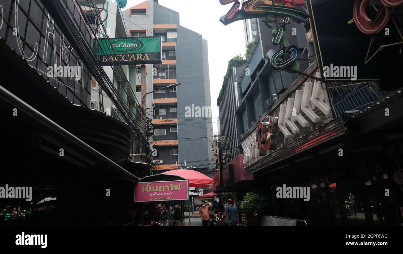 Soi Cowboy Alley Entertainment Zone in Bangkok Thailand schloss Covid 19 Pandemic Lockdown Maintenance Crew ab Stockfoto