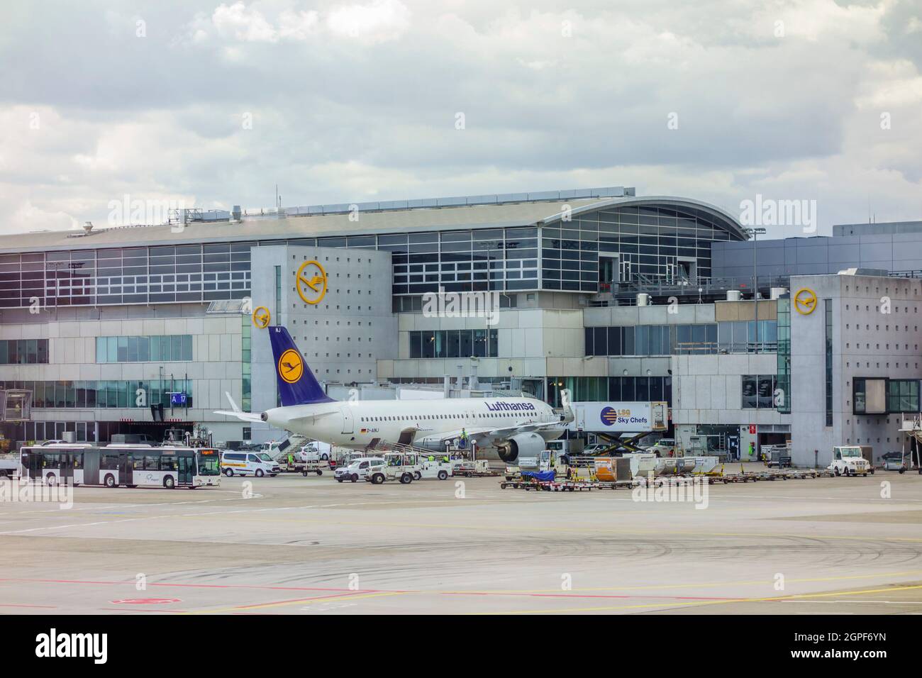 Flugzeug, das an einem Tor an einem Flughafen steht Stockfoto