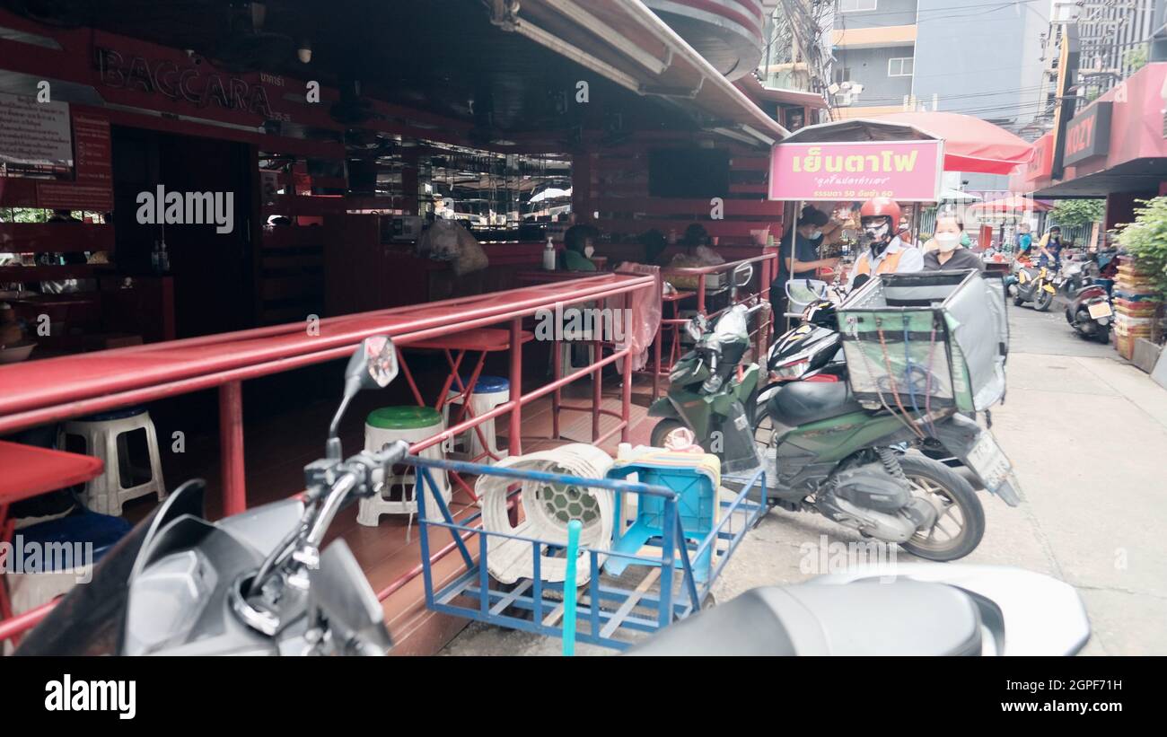 Go Go Bar Soi Cowboy Entertainment Zone in Bangkok Thailand hat Covid 19 Pandemic Lockdown Maintenance Crew geschlossen Stockfoto