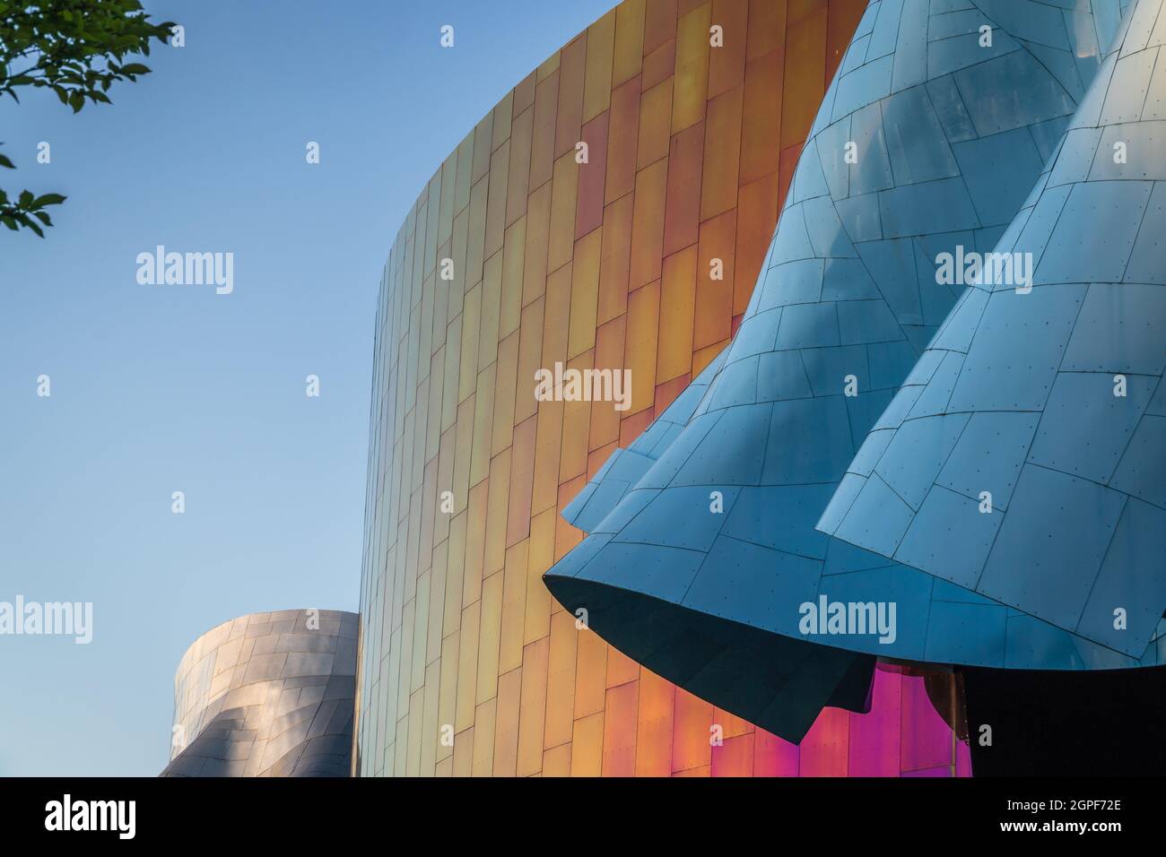 Seattle, WA, USA - 5. Juli 2021: Blick auf die ikonische Seattle Space Needle neben dem futuristischen EMP oder Experience Music Project Gebäude. Stockfoto