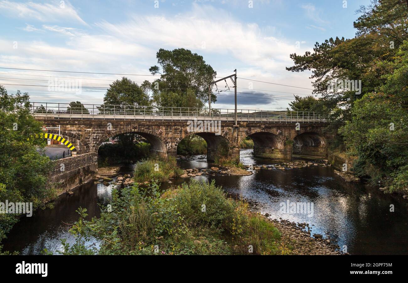 Die Eisenbahnbrücke von Six Arches, die vor Sonnenuntergang im September 2021 über dem Fluss Wyre in Scorton, Lancashire, zu sehen war. Stockfoto