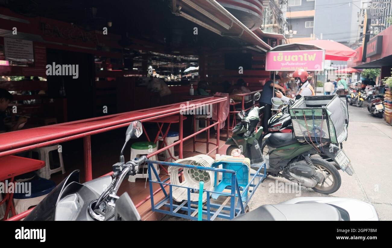 Go Go Bar Soi Cowboy Entertainment Zone in Bangkok Thailand hat Covid 19 Pandemic Lockdown Maintenance Crew geschlossen Stockfoto