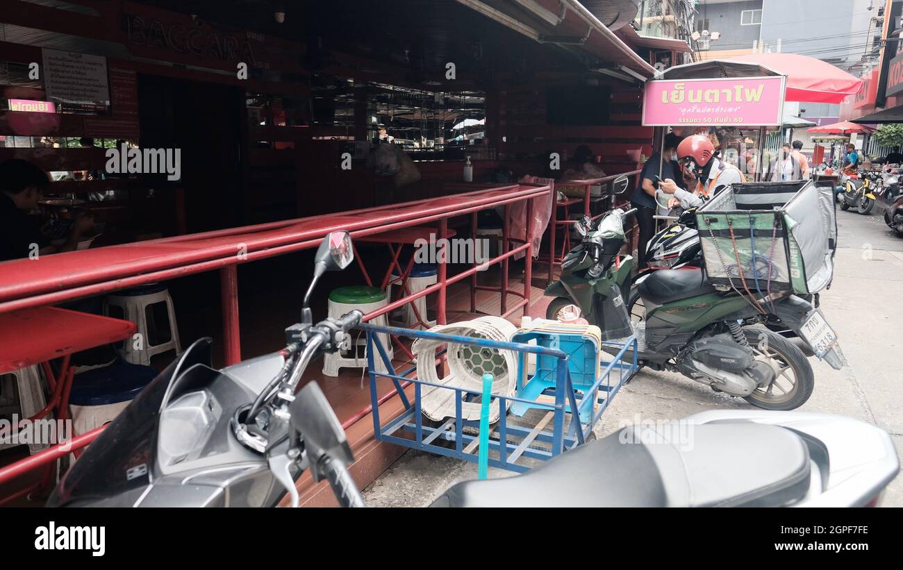 Go Go Bar Soi Cowboy Entertainment Zone in Bangkok Thailand Shut Down Covid 19 Pandemic Lockdown Maintenance Crew Stockfoto