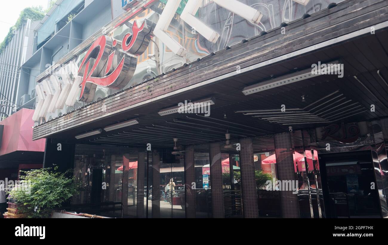 Rio Bar Soi Cowboy Entertainment Zone in Bangkok Thailand schloss Covid 19 Pandemic Lockdown Maintenance Crew ab Stockfoto