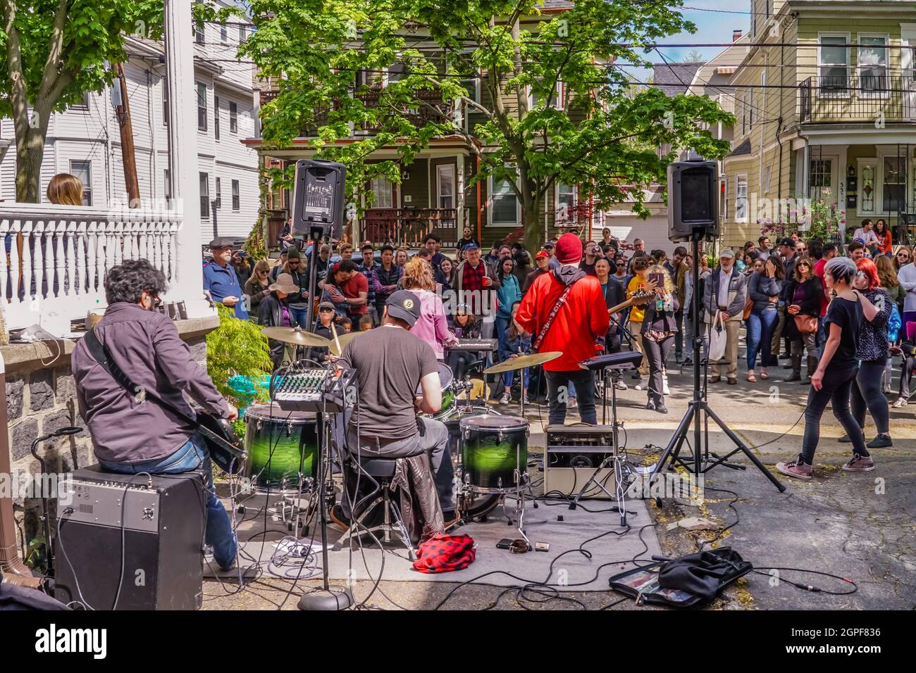 Somerville, MA, 13. Mai 2018: Das lokale Musikfestival Porchfest zieht Menschenmassen in die Stadtteile, um lokale Musik zu hören. Stockfoto