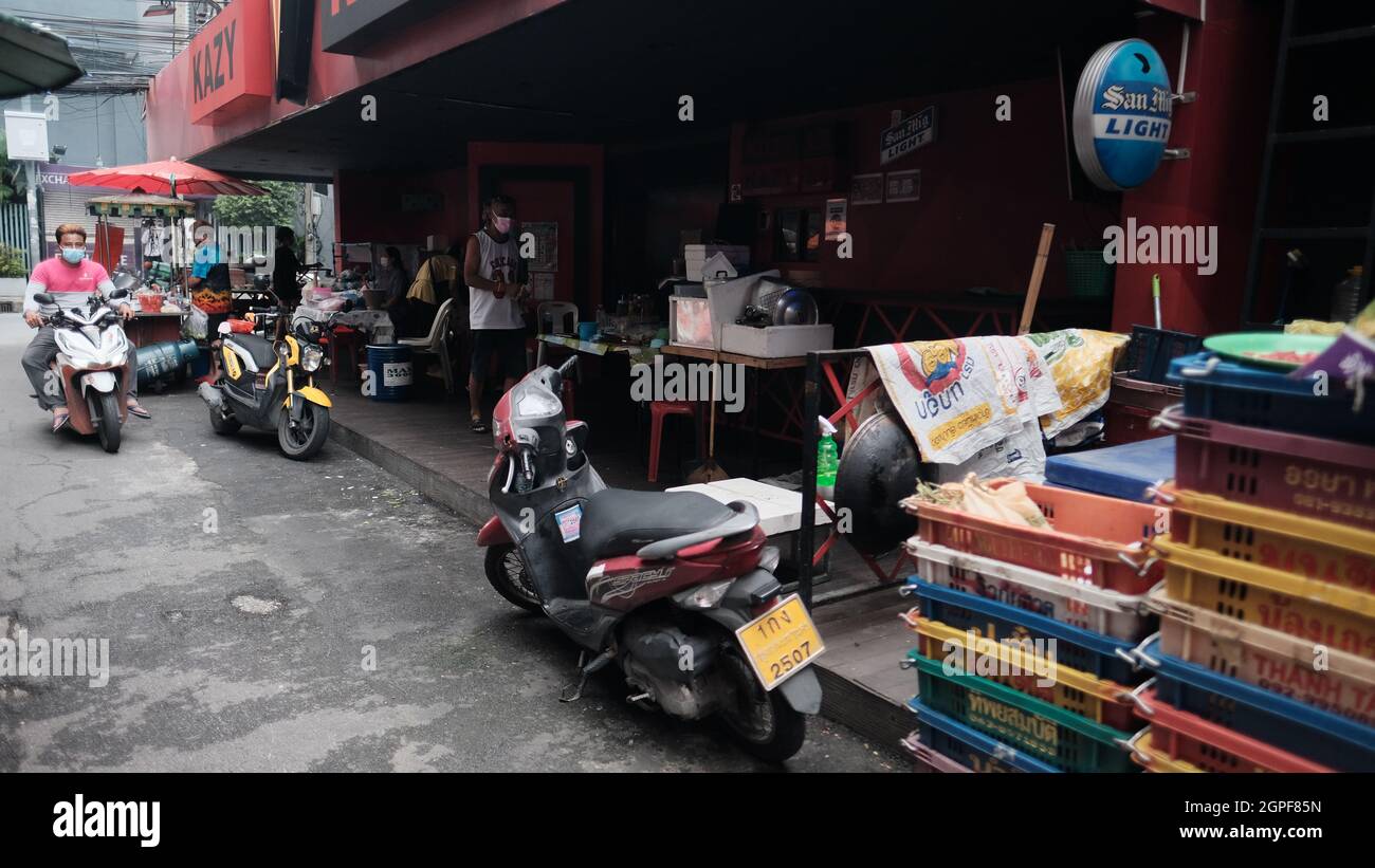 Blick in Richtung Soi Sukhumvit 23 Kazy Soi Cowboy Entertainment Zone in Bangkok Thailand schloss Covid 19 Pandemic Lockdown Maintenance Crew ab Stockfoto